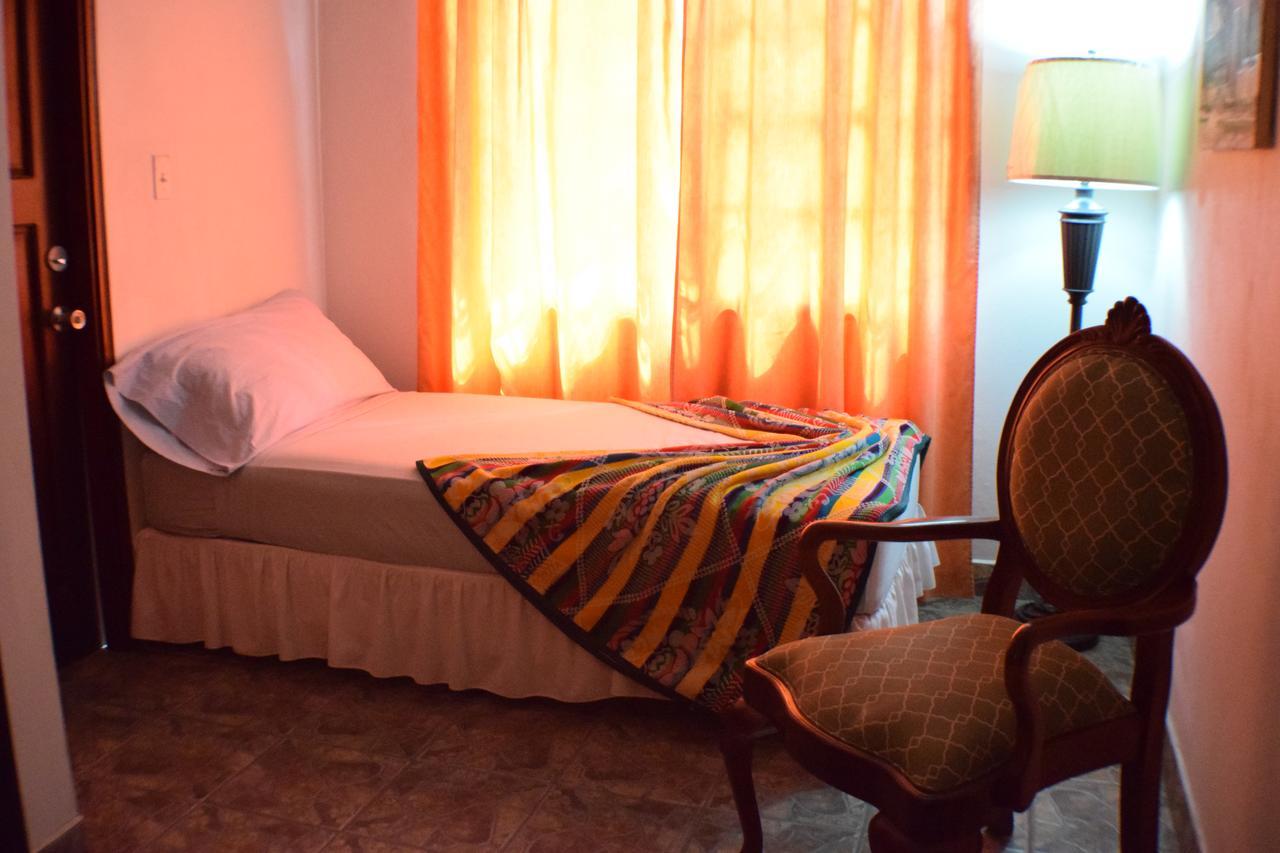Martha'S Guesthouse San Ignacio Habitación foto